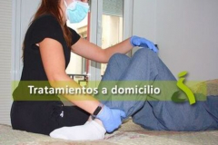 Terapeuta realizando ejercicios al paciente en su domicilio