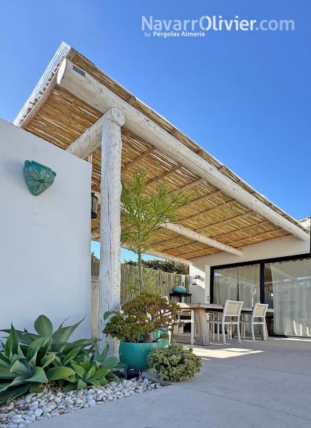 El jardin mediterraneo perfecto con pergola natural de tronco y caña