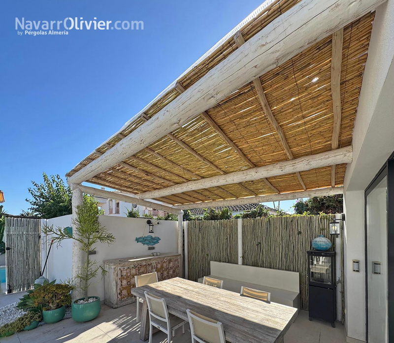 Comedor mediterraneo con pergola natural en marbella