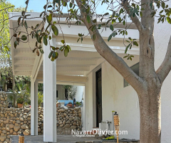 Terraza cubierta con pergola blanca en cortijo rural