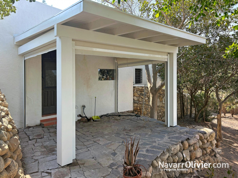 Pergola de madera blanca para casa de campo en Torrevieja Alicante