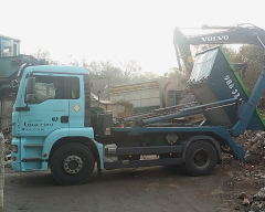 Camion en descarga de residuos