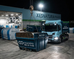 Contenedor y camion noche
