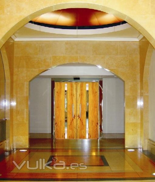 Puertas de piedras naturales, granito y marmol - Travertin amarillo con franja de espejo vertical