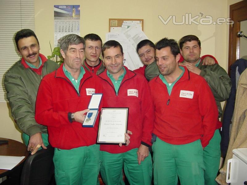 Medalla de International Road Union (IRU) a Manuel Nuñez, conductor veterano