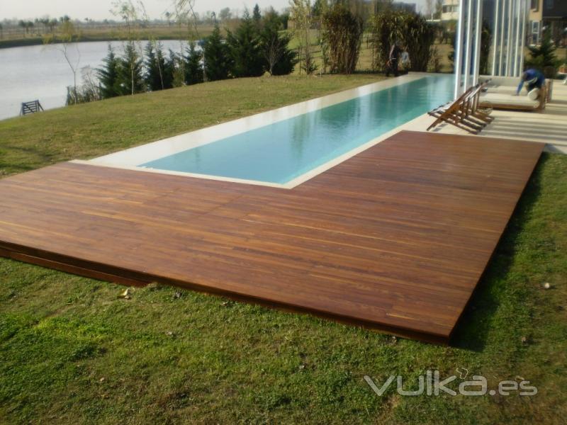 TARIMA DE MADERA EN PISCINA.