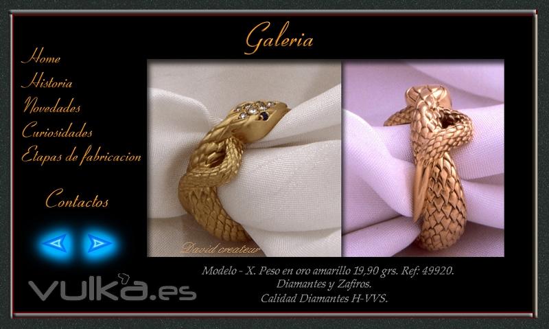 Serpiente en oro amarillo con diamantes y zafiros.