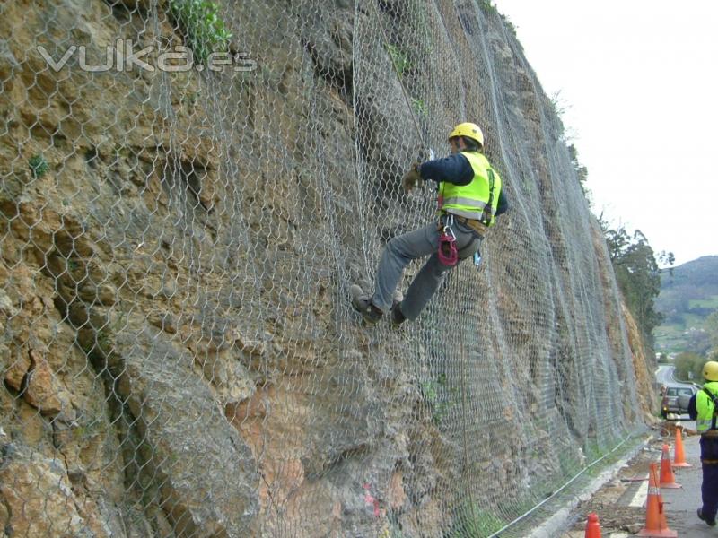 Trabajo en taludes. Instalación de malla.