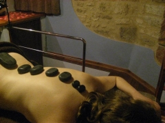 Masaje con piedras volcnicas en la sala wellness de la casa