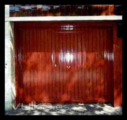 Puerta corredera con peatonal incorporada.