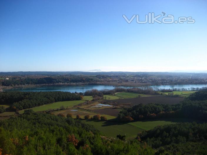 el Lago de Banyoles, a 2 km. de la casa. Vista des del Puig Clarà.