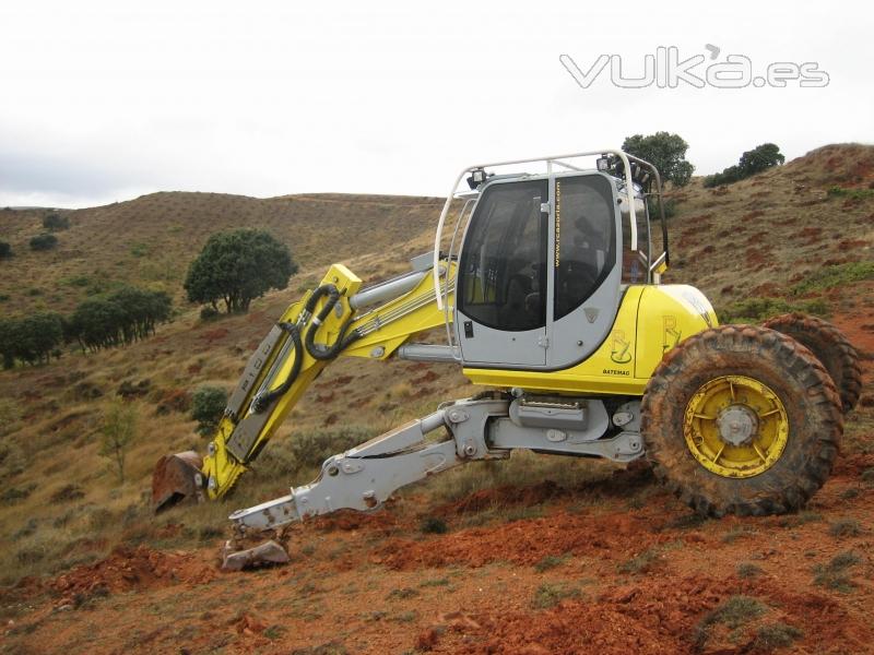 Retroaraña realizando trabajos de ahoyado para la posterior plantación