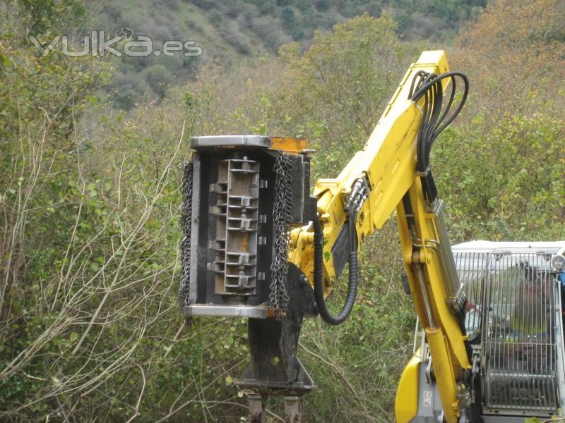 Retroaraa con cabezal desbrozador de cadenas