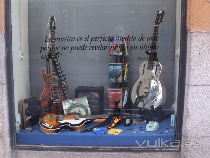 Guitarras electricas, bajos, acusticas.....