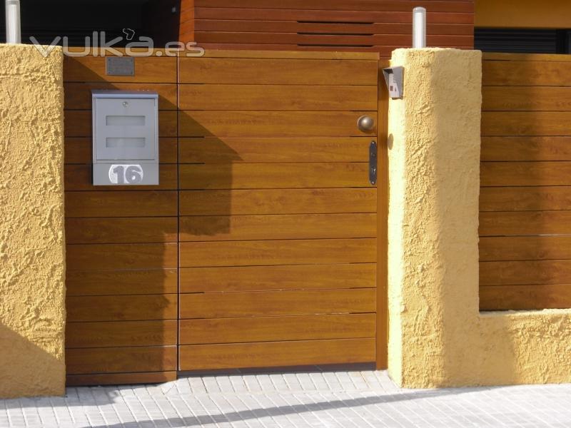 Puerta modelo LINEAL 130  de PVC foliado madera