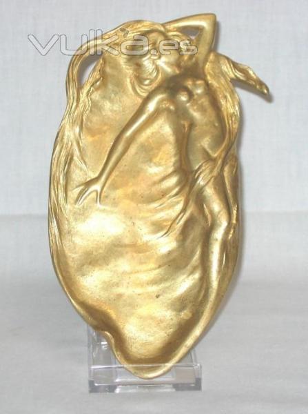 Bandeja de Bronce Art Nouveau con desnudo femenino.