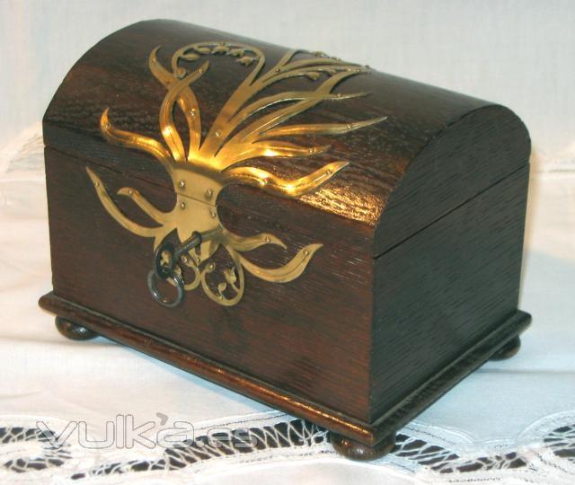 Caja Art Nouveau con decoracin de Muguets.