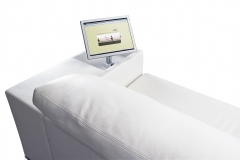 Athena: sofa de lujo con una pc multimedia integrada, un par de pantallas lcd touchsreen que se despliegan en cada ...