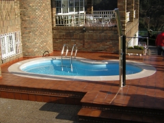 Piscival: construccin de piscina prefabricada y terraza de gres