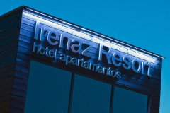 Letras corpreas en acero inoxidable con iluminacin superior mediante leds.