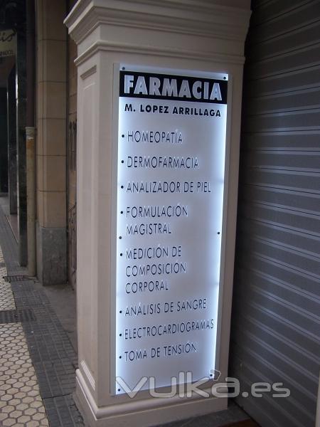 Placa de metacrilato con textos grabados y luz filtrante.