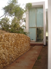 Muro de contencion en piedra reutilizada del mismo rebaje de la construccion, encaje en seco