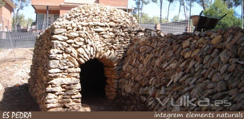 Restauracin y reconstruccin de barraca de piedra en seco siguiendo metodologias tradicionales