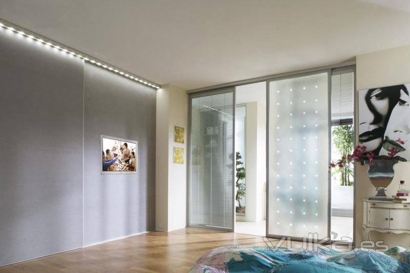 Puertas de armarios y pasos de diseo a medida. Complementos: Carrl de luces LED, persianas elctricas  entre