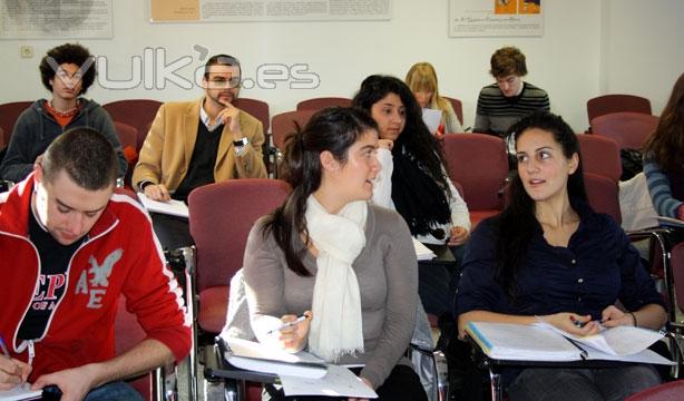 Alumnos esperando el comienzo de la clase de economa