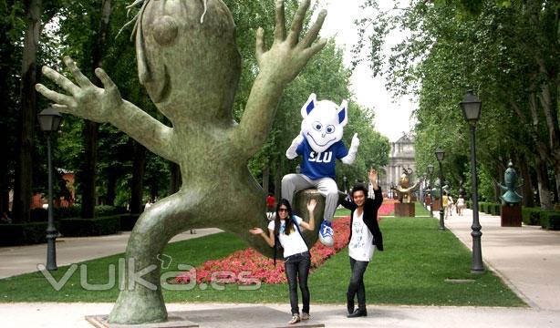 Nuestros alumnos acompaados del Billiken visitando el parque del Retiro