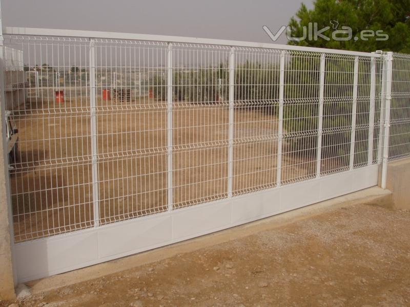 Puerta corredera con zocalo lacada en blanco