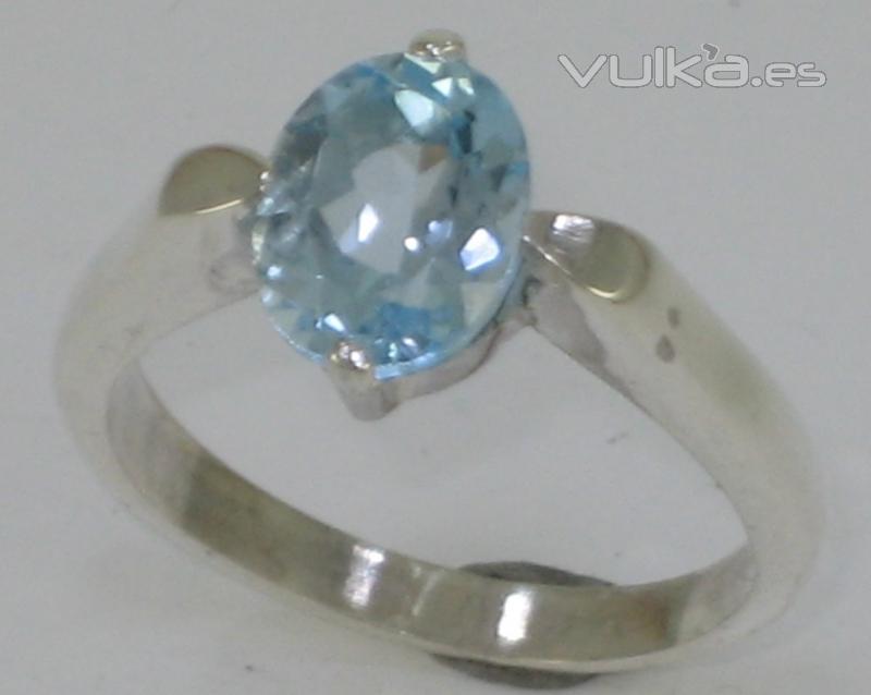 Anillo de topacio azul natural engastado en plata de joyera ZONA.