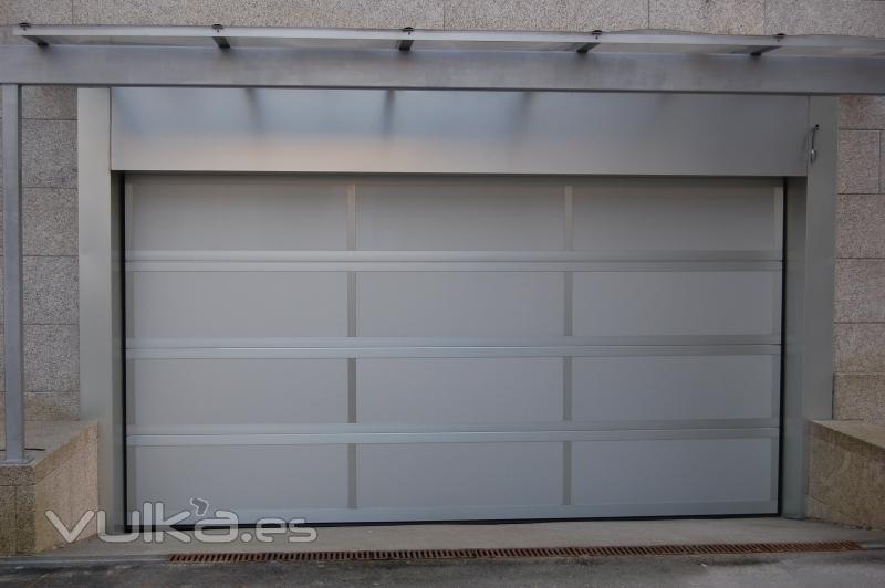 Puertas seccionales en aluminio lacado
