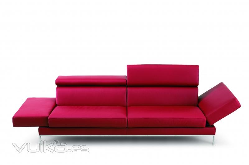 KAMARES: Sofa de diseo, tapizado en piel natural, delgada y flexible pero sumamente muy cmoda.