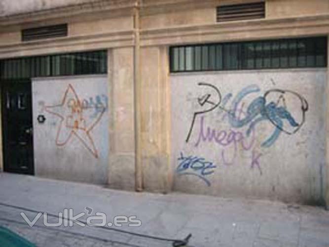 Fachada de granito al corte y piedra de Salamanca que presenta mltiples pintadas y restos de tratamientos ...