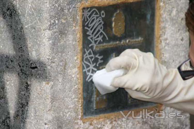 Limpieza de pintadas en placa de bronce usando el sistema adecuado para ello. Ver ms www.singraffiti.com