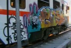 Limpieza de una unidad ferroviaria que presenta pintadas en toda su extension consulte el video del proceso