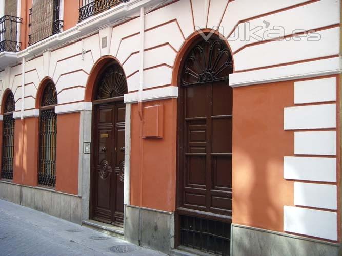 Tras las labores de rehabilitación y pintura se procede a la aplicación de la protección antipintadas ...