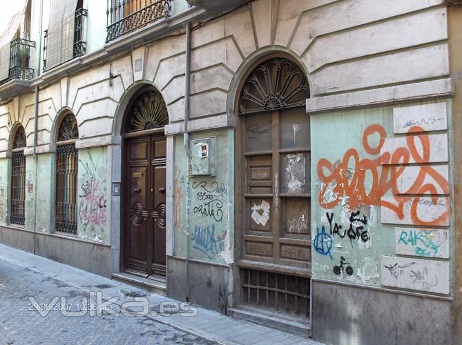 La fachada se encuentra llena de pintadas en la superficie pintada, madera, metales y en el zócalo de piedra. Se ...