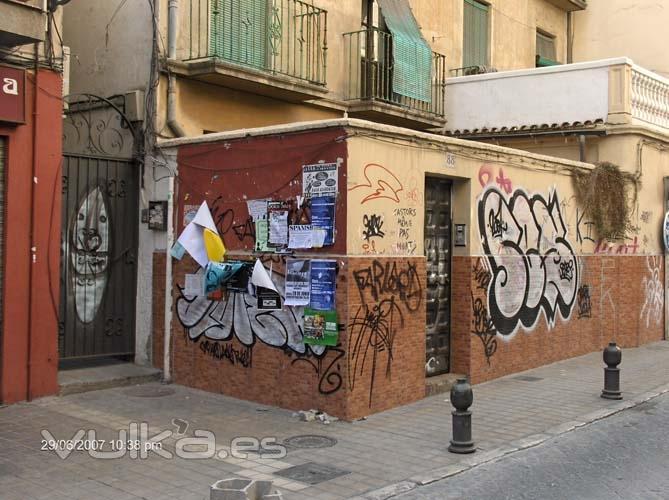 La fachada se encontraba plagada de pintadas. Est compuesta de dos zonas, un zcalo de cermica y la parte ...