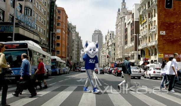La Mascota de la universidad paseandose por las calles de Madrid