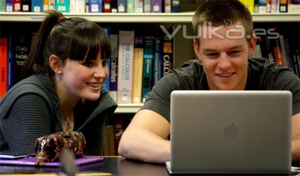 Nuestros alumnos en la biblioteca