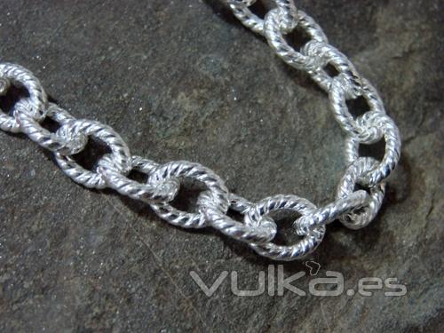 - Preciosa cadena de plata macisa italiana en forma de eslabones estriados .  - Largo 50 cm.  - Ancho 7,5 mm.  - ...