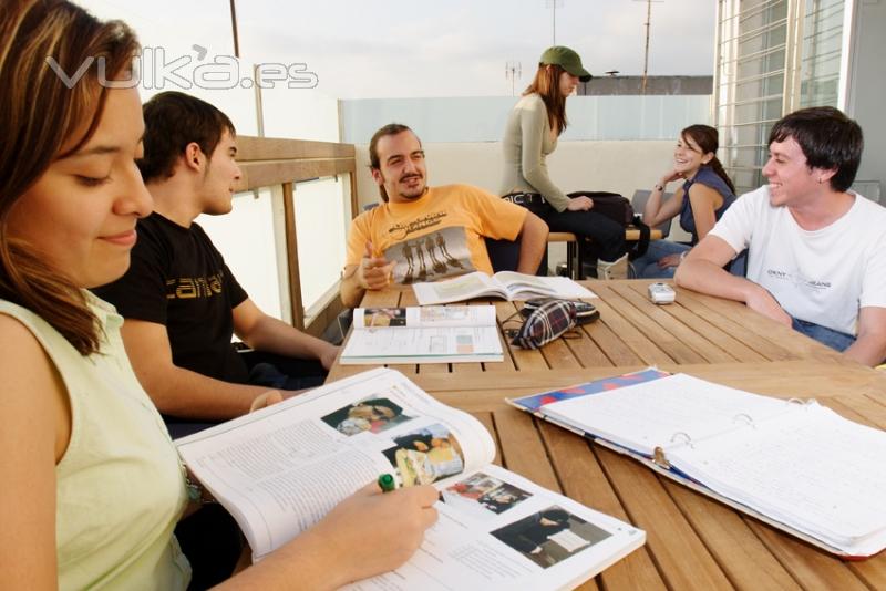 Alumnos en la terraza del Cybercaf de Mediterrani, planta 8