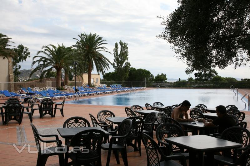 Terraza Piscina Hotel San Carlos, Roses. Refrsquese al borde de la piscina...