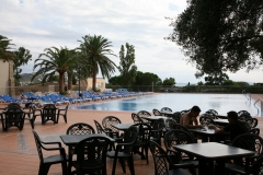Terraza Piscina Hotel San Carlos, Roses. Refrésquese al borde de la piscina...