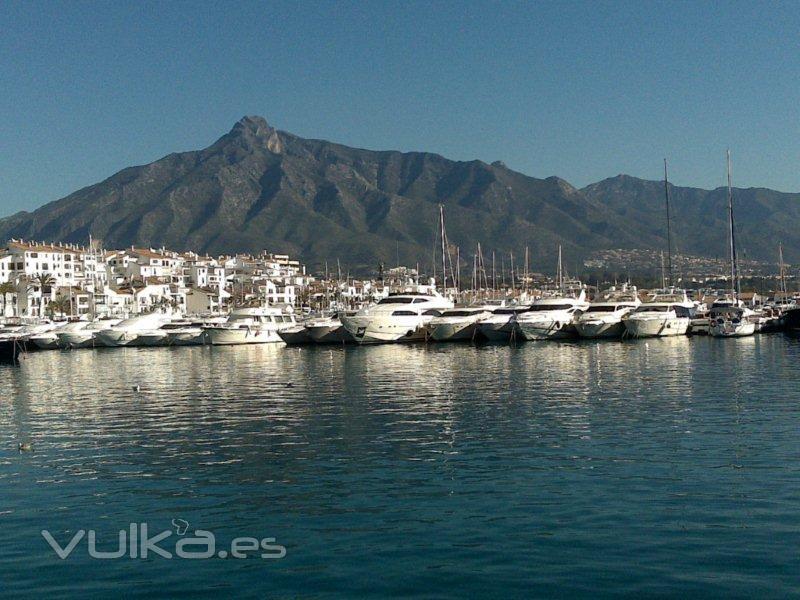 Marbella, Puerto Banus, uno de los destinos internacionales ms increibles. De fondo La Concha
