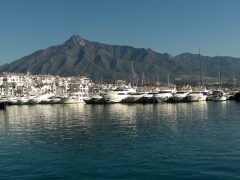 Marbella, puerto banus, uno de los destinos internacionales mas increibles de fondo la concha