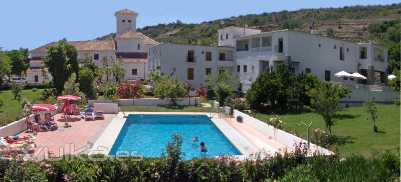 Hotel de Mecina Fondales,vista general, la piscina, el jardin y la Iglesia al fondo