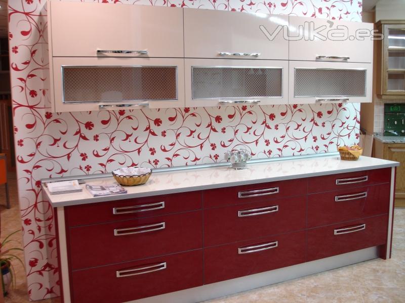 Cocina formica 4 cantos color champan con rojo burdeos